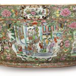 A RARE AND MASSIVE CHINESE CANTON FAMILLE-ROSE 'ROMANCE OF THE THREE KINGDOMS' BOWL, 19TH CENTURY