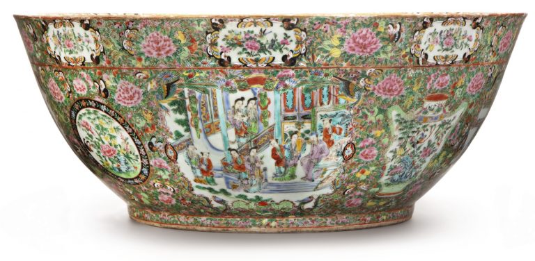 A RARE AND MASSIVE CHINESE CANTON FAMILLE-ROSE 'ROMANCE OF THE THREE KINGDOMS' BOWL, 19TH CENTURY