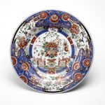 Porcelain dish with broad rim painted in underglaze blue, overglaze enamels and gilding in imitation of Imari ware