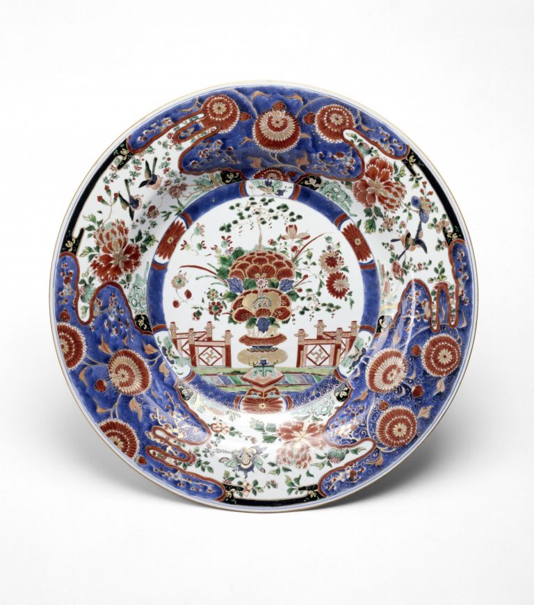 Porcelain dish with broad rim painted in underglaze blue, overglaze enamels and gilding in imitation of Imari ware