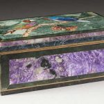 A FINE HARDSTONE CASKET WITH BIRDS AND BUTTERFLIES