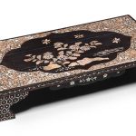 A MOTHER-OF-PEARL INLAID BLACK LACQUER TABLE STAND Joseon dynasty (1392-1897)
