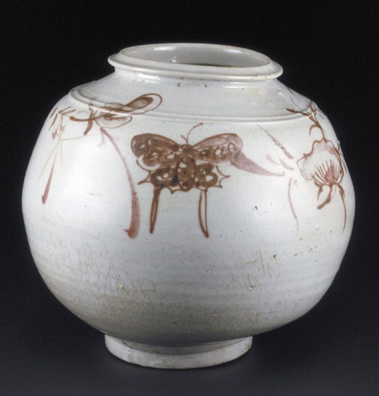 Storage jar of porcelain, decorated with flowers and butterflies in copper red pigment under clear glaze